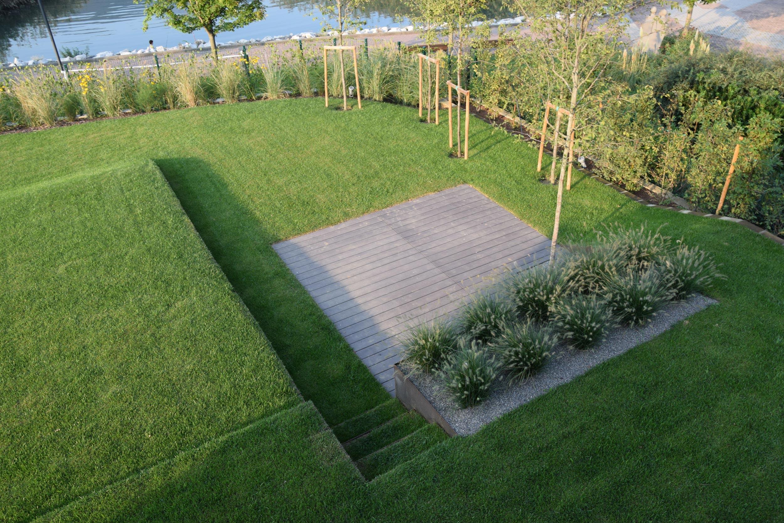 terrazzamento del giardino, lamiere in acciaio corten, piante erbacee perenni, graminacee, gazebo, Miscanthus sinensis, 