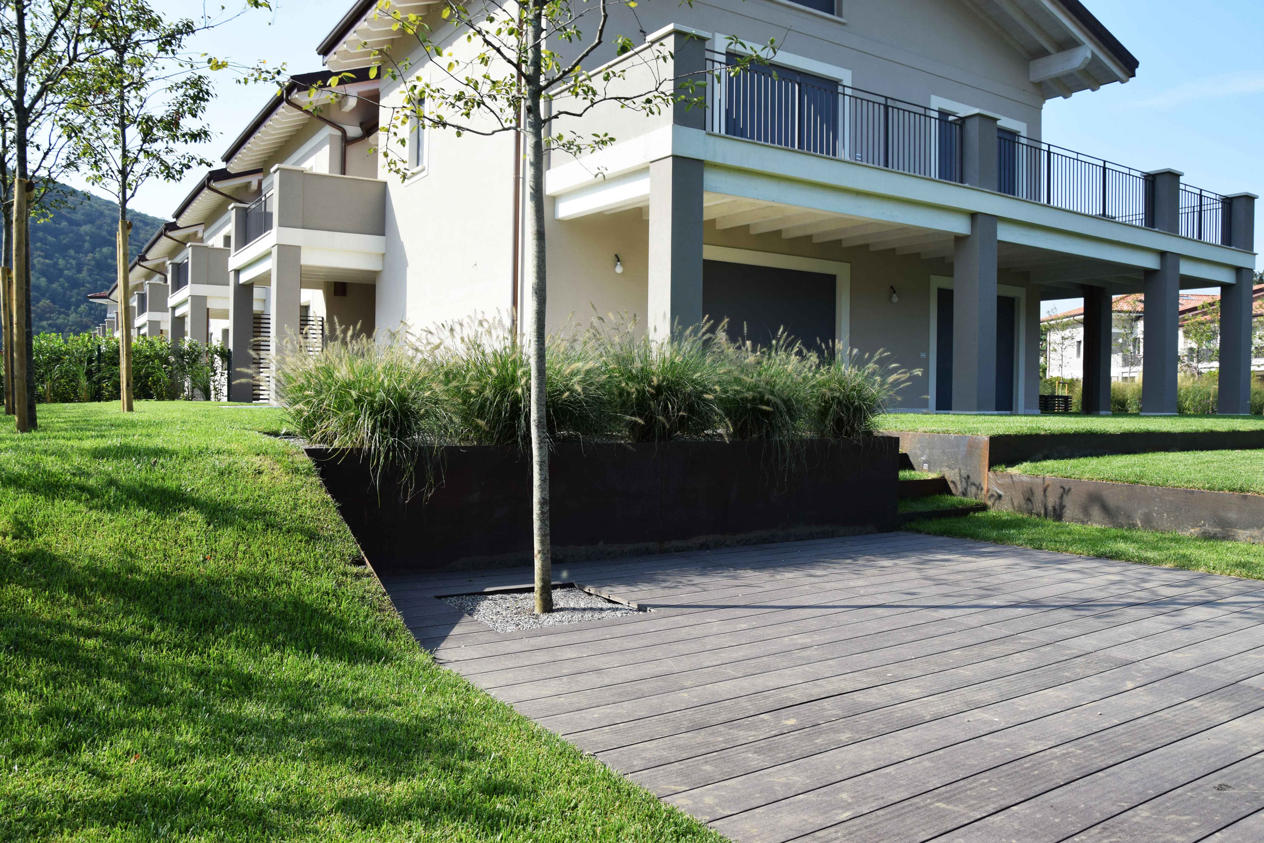 terrazzamento del giardino, lamiere in acciaio corten, gazebo, piante erbacee perenni, graminacee, pennisetum