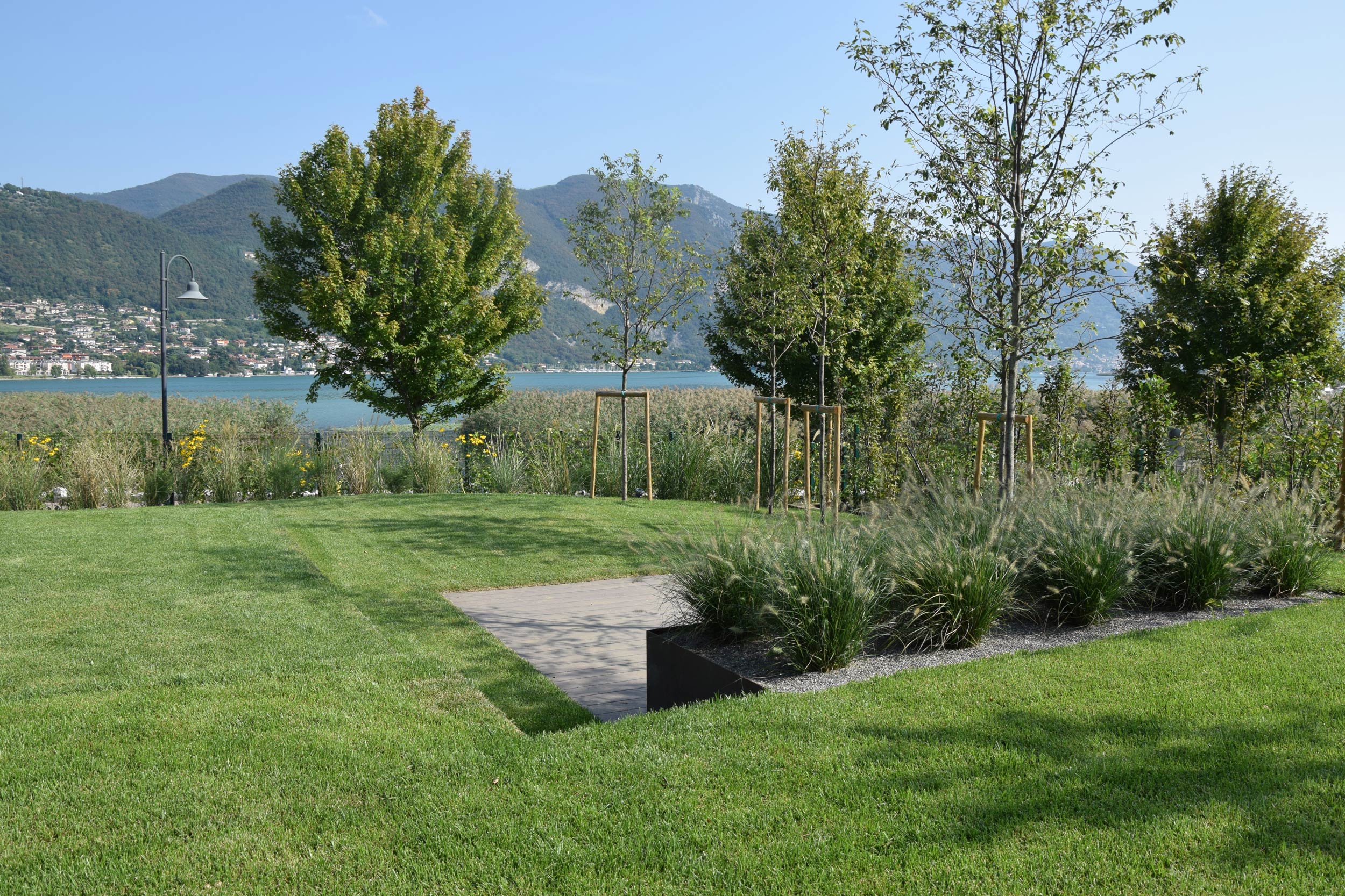 terrazzamento del giardino, lamiere in acciaio corten, gazebo, piante erbacee perenni, graminacee, pennisetum