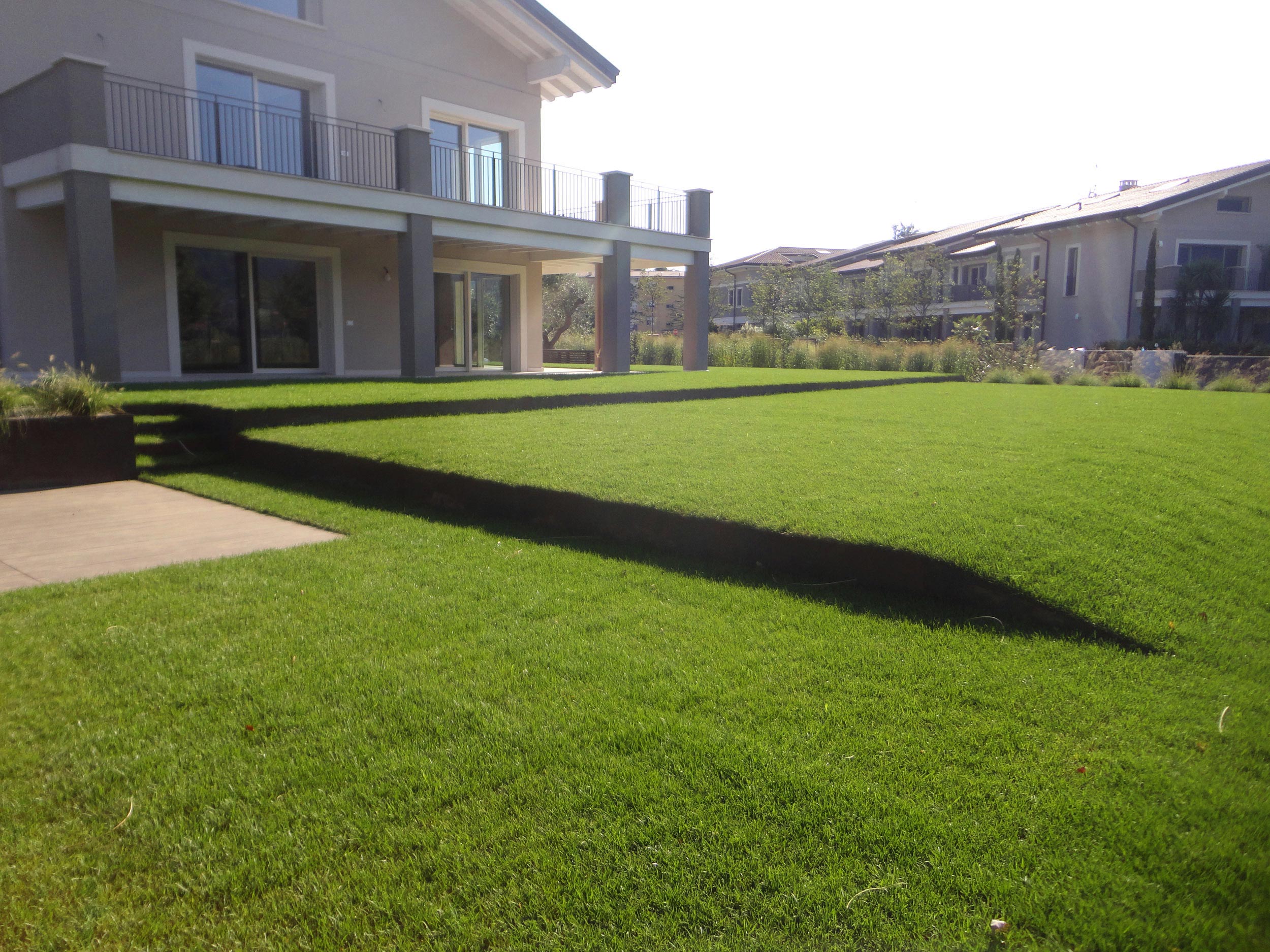 terrazzamento del giardino, lamiere in acciaio corten, piante erbacee perenni, graminacee, pennisetum