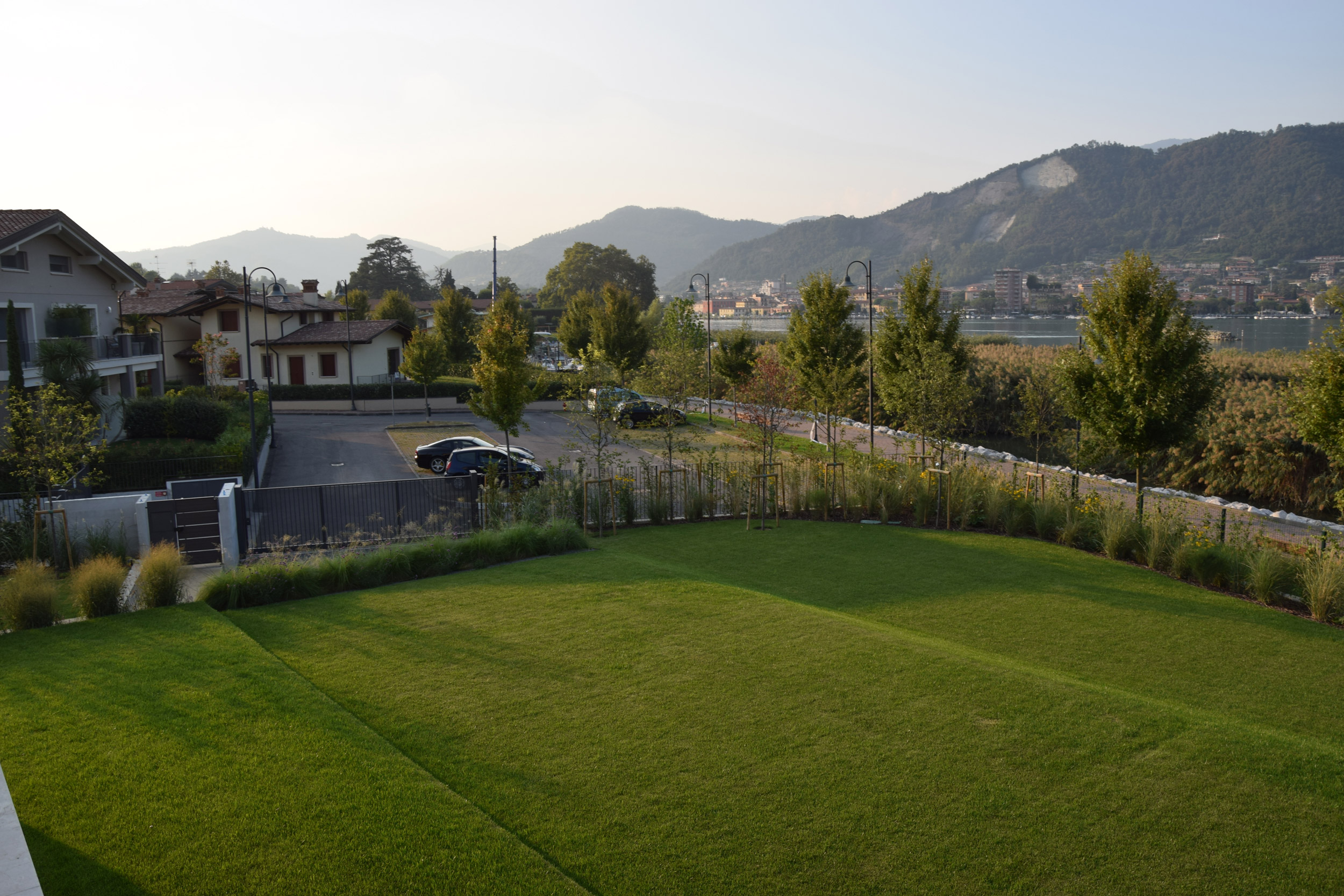 terrazzamento del giardino, lamiere in acciaio corten, piante erbacee perenni, graminacee, Miscanthus sinensis,