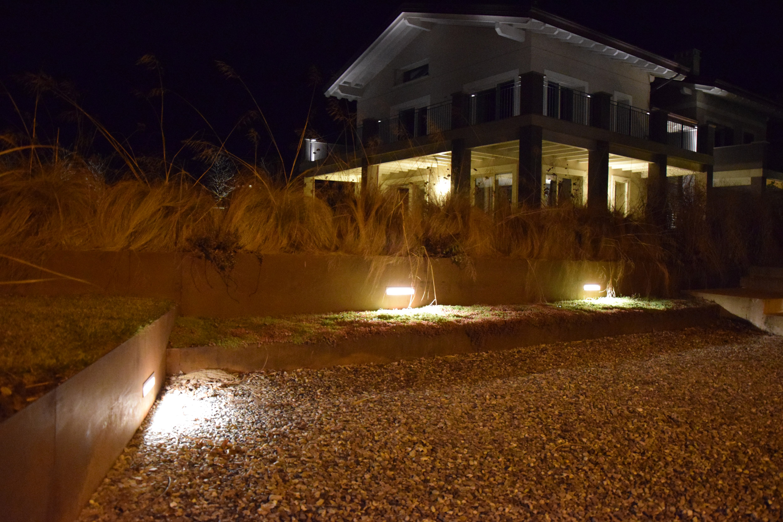 terrazzamento del giardino, lamiere in acciaio corten, piante erbacee perenni, graminacee, by night, lights, 