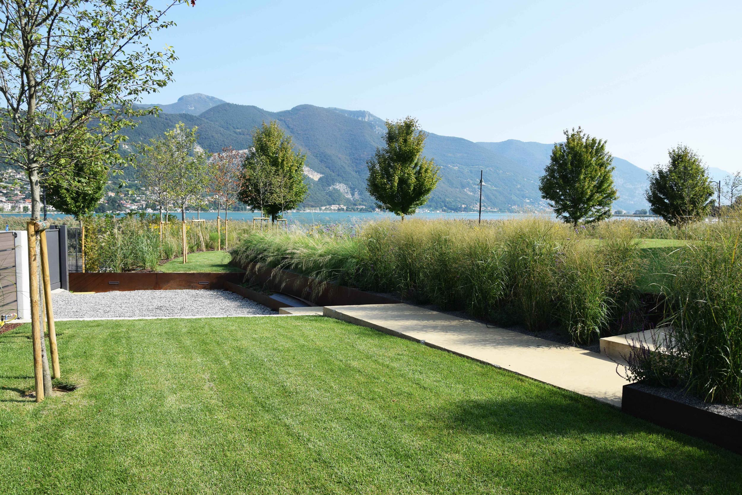 terrazzamento del giardino, lamiere in acciaio corten, piante erbcee perenni, graminacee, Miscanthus sinensis Grosse Fontaine, Miscanthus sinensis Gracillimus, Crataegus monogyna,  