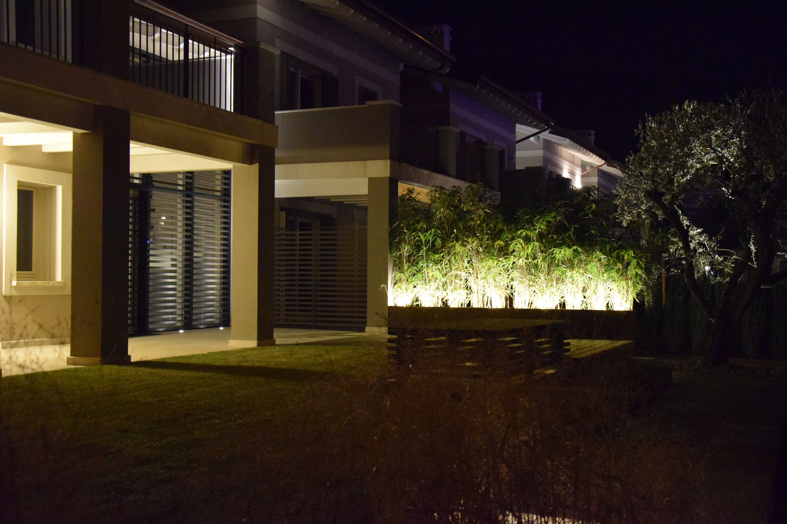 terrazzamento del giardino, lamiere in acciaio corten, piante erbacee perenni, graminacee, by night, lights, 