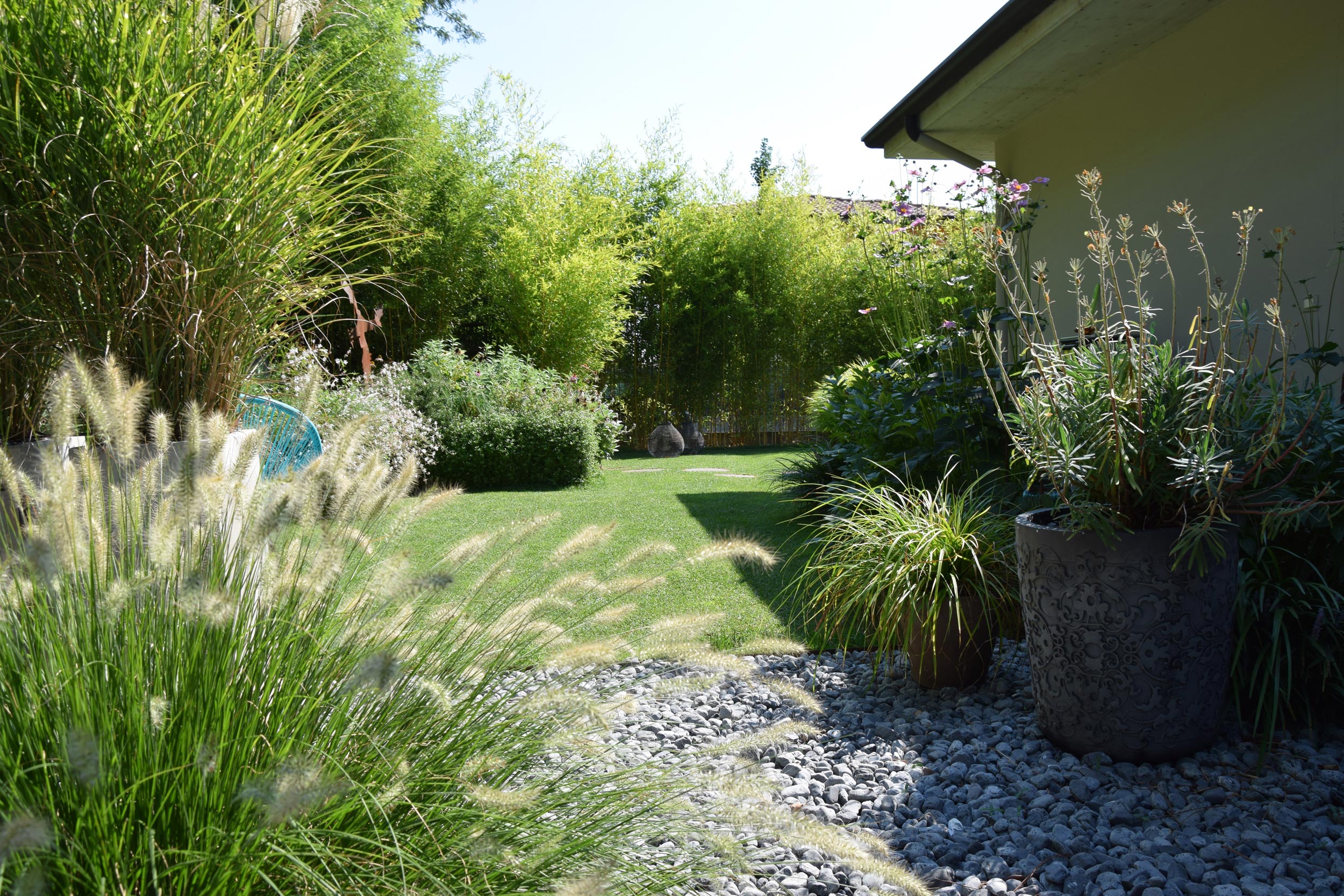 Pennisetum alopecuroides, ciottoli grigi, anemone japonica, Phyllostachys vivax aureocaulis 