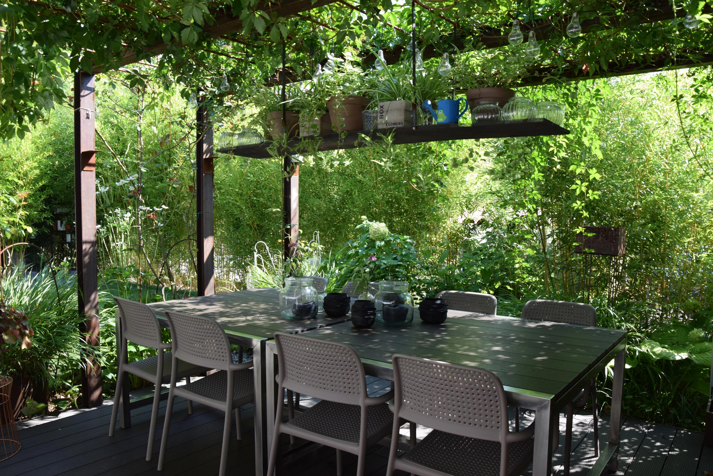 gazebo, spazio outdoor, rete elettrosaldata rivestita con rampicanti, erbacee perenni da fiore, aromatiche, geranium x cantabrigiense, hydrangea arborescens Annabelle, Phyllostachys vivax aureocaulis 