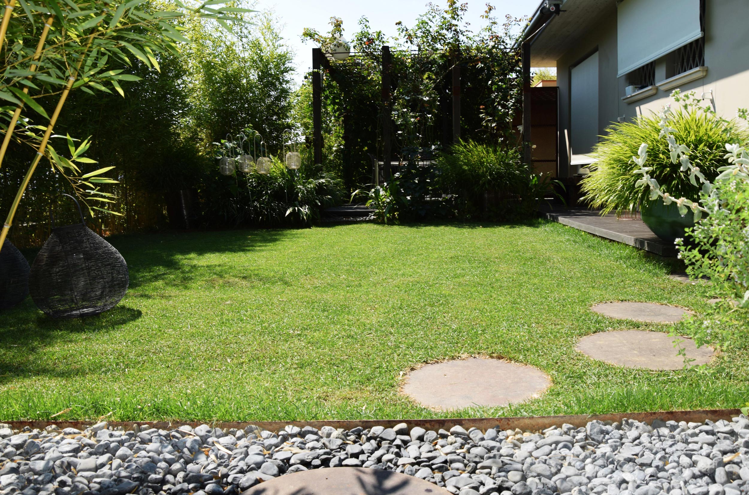 spazio solarium, ciottoli, lamiera in acciaio corten, gazebo, aiuola rialzata, Phyllostachys vivax aureocaulis, hakonechloa macra