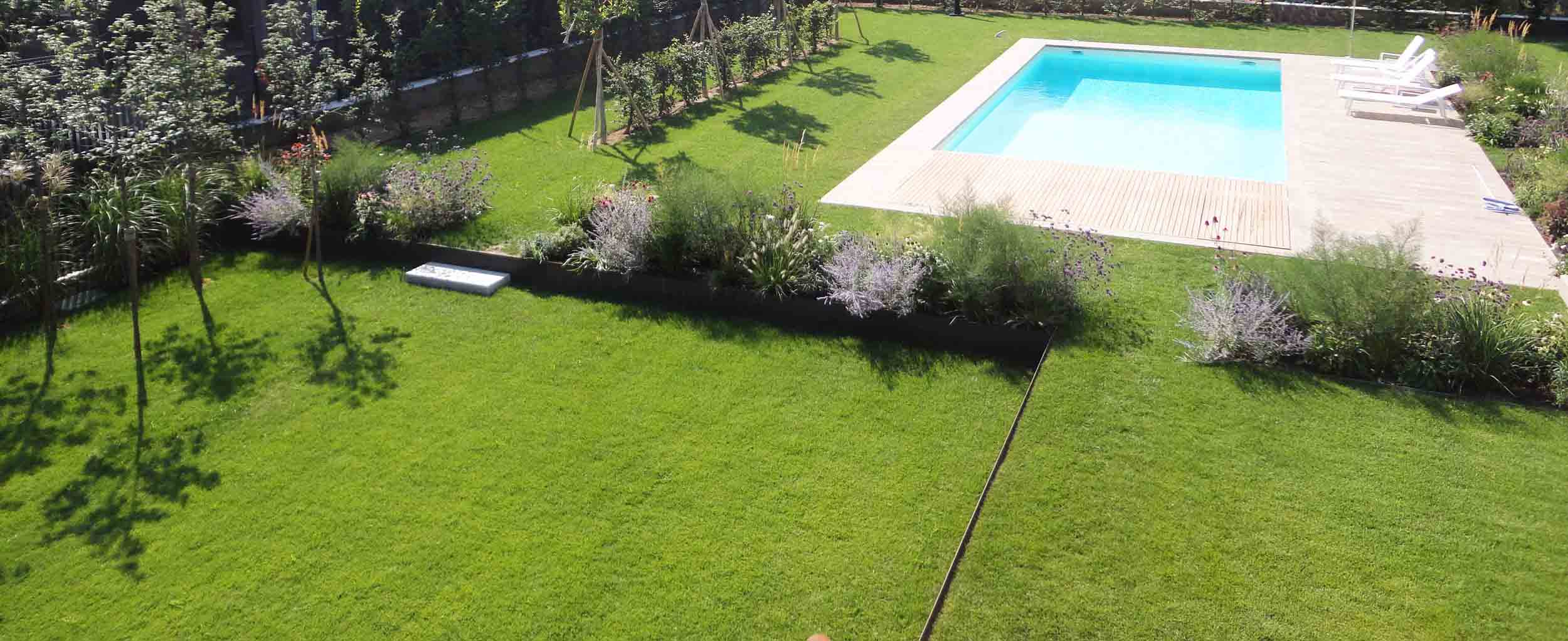 terrazzamento, lamiere in acciaio corten, aiuole con erbacee perenni e graminacee, Perovskia,  