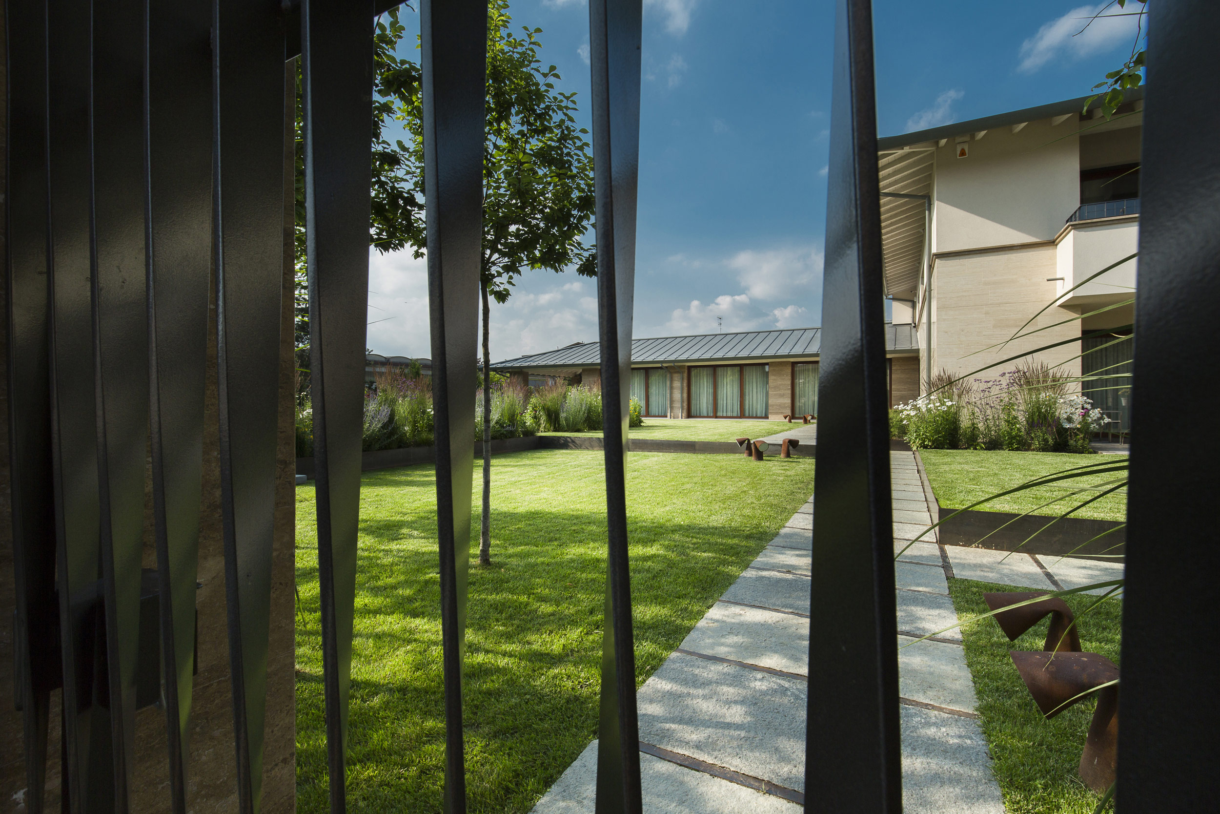 terrazzamento, lamiere in acciaio corten, micro boschetti di Prunus padus